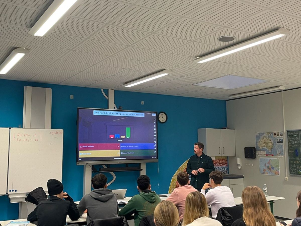 Abgeordneter auf Augenhöhe: Landtagsabgeordneter Appel mit seiner LandTalksTour zu Besuch an der Gesamtschule&nbsp;Konradsdorf