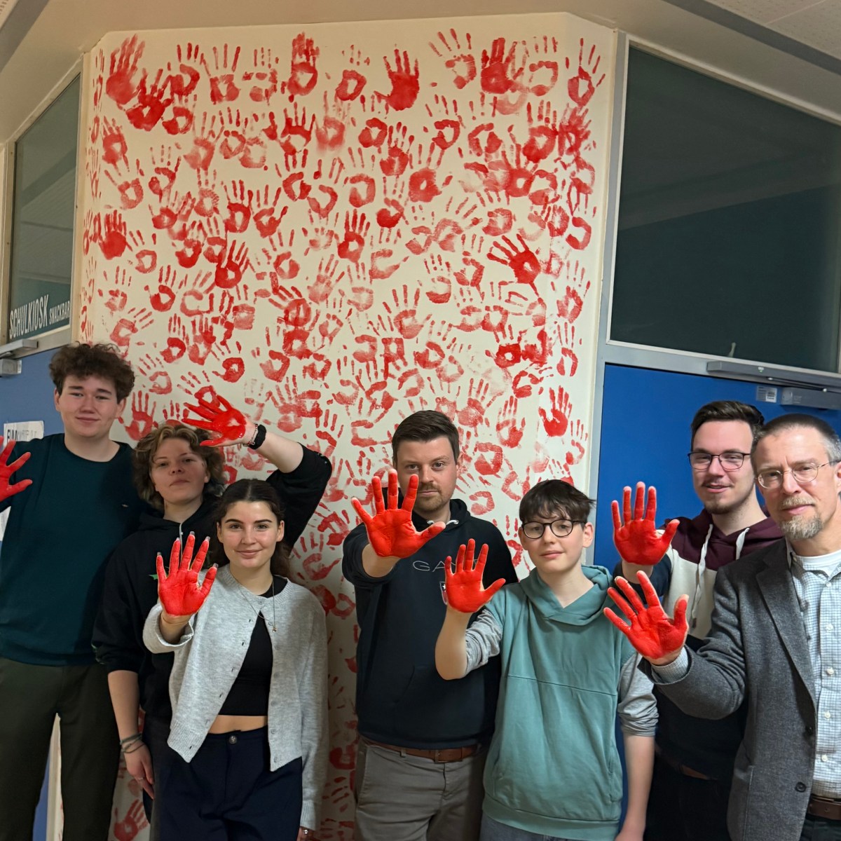 Red Hand Day – Gesamtschule Konradsdorf und Landtagsabgeordneter Patrick Appel setzen Zeichen gegen den Einsatz von&nbsp;Kindersoldaten