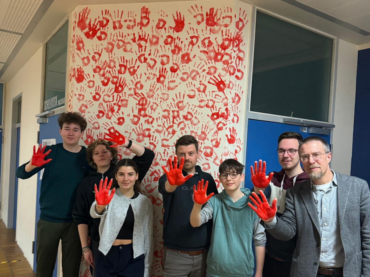 Red Hand Day – Gesamtschule Konradsdorf und Landtagsabgeordneter Patrick Appel setzen Zeichen gegen den Einsatz von&nbsp;Kindersoldaten